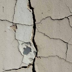 Stara elewacja z pęknięciami a ocieplenie: jak ocenić stan i bezpiecznie przeprowadzić docieplenie?