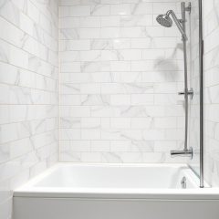 Kiedy wykonać hydroizolację w łazience, by skutecznie chronić strefy mokre i uniknąć problemów z wilgocią