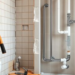 Co najpierw wykonać podczas remontu łazienki: skuwanie płytek czy wymiana instalacji i jak uniknąć błędów?