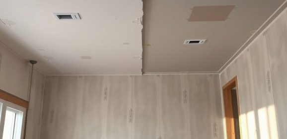 Czy najpierw montować sufity czy stawiać ściany – praktyczny poradnik i typowe błędy przy remoncie