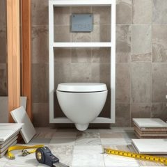 Kiedy montować stelaż WC względem układania płytek – praktyczne wskazówki i typowe pułapki
