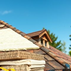 Koszt docieplenia dachu starego domu: jak wybrać materiały i zaplanować prace, by nie przepłacić